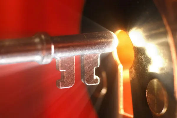 Ключ и замочная скважина со светом — стоковое фото
