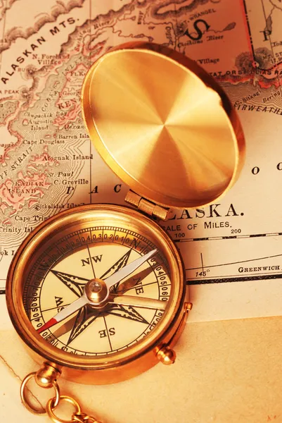 Zabytkowy mosiężny kompas nad starą mapą — Zdjęcie stockowe