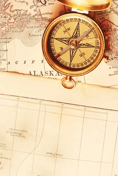 Bussola in ottone antico sulla vecchia mappa — Foto Stock