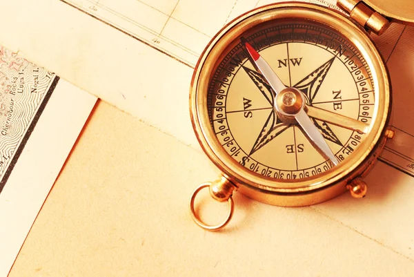 Античный латунный компас над старой картой — стоковое фото