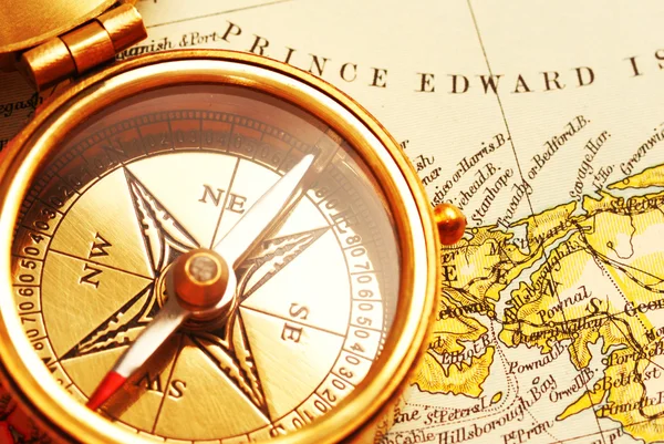 Antik mässing kompass över gamla kanadensiska — Stockfoto
