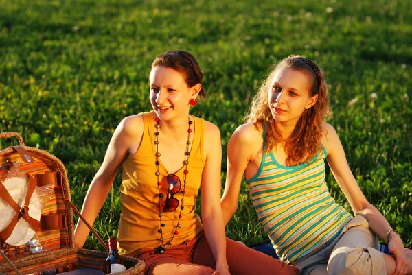 Chicas en el picnic — Foto de Stock