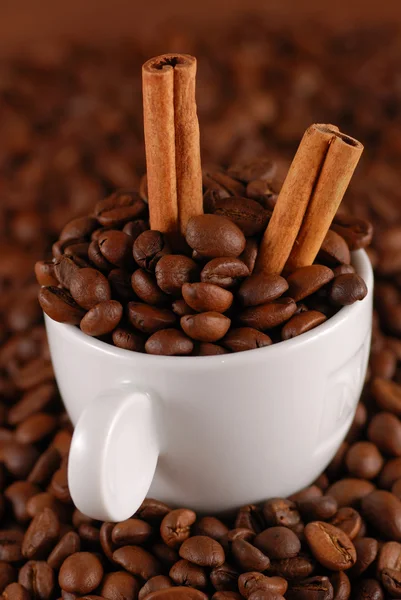 Koffiebonen en kaneel — Stockfoto