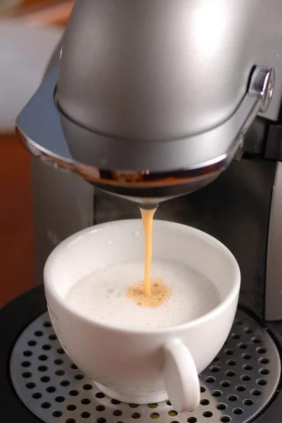 Preparare il cappuccino — Foto Stock
