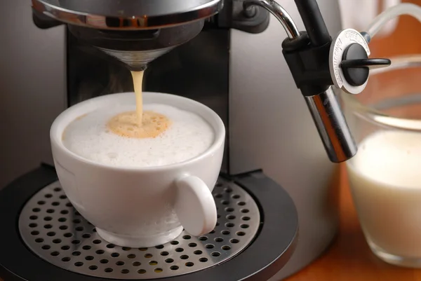Cappuccino maken — Stockfoto