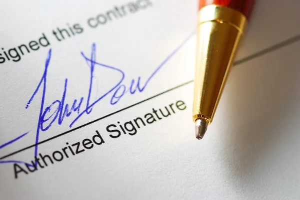 Underteckna ett kontrakt — Stockfoto