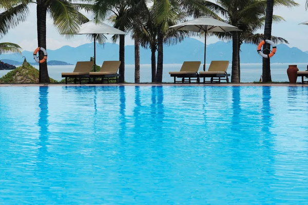Tropical pool beside the sea — Stockfoto