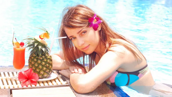 Chica en piscina tropical — Foto de Stock