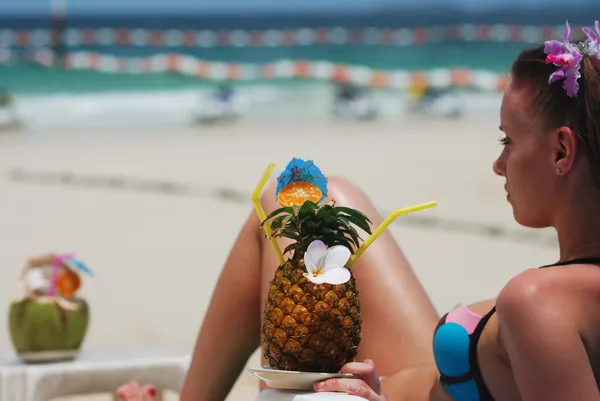 Meisje met tropische cocktail — Stockfoto