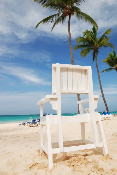 Tuoli rannalla — kuvapankkivalokuva