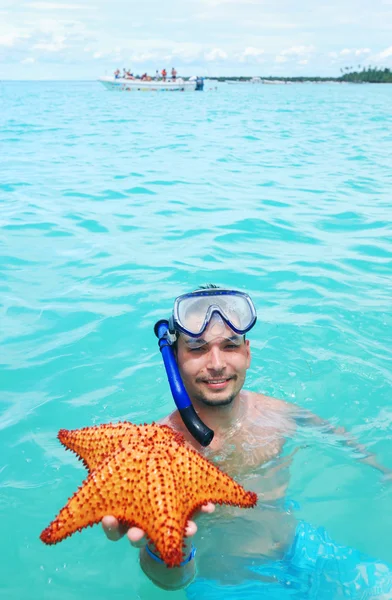Snorkel com estrela do mar — Fotografia de Stock