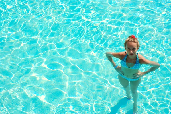 Κορίτσι στην πισίνα — Φωτογραφία Αρχείου