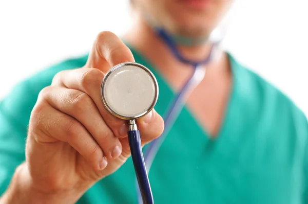 Läkare som håller stetoskop — Stockfoto