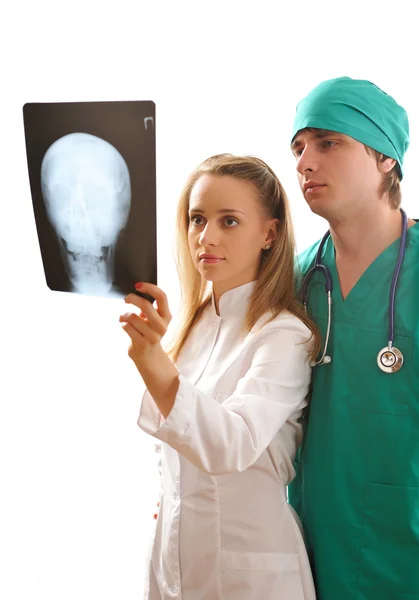 Lékaři při pohledu na x-ray — Stock fotografie