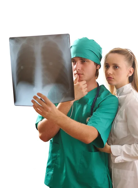 Médicos olhando para raio-X — Fotografia de Stock