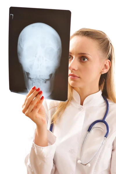 Doktor se dívá na rentgen — Stock fotografie