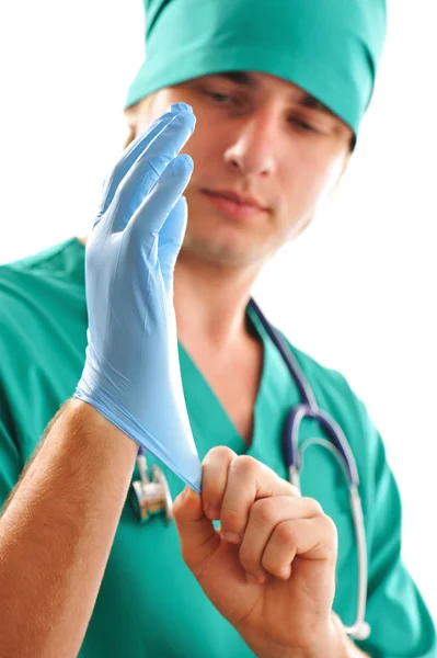 Натянуть хирургическую перчатку — стоковое фото