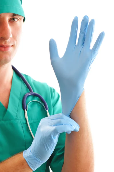 Trekken op chirurgische handschoen — Stockfoto