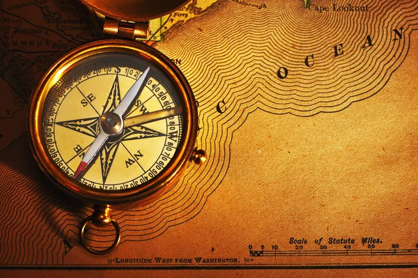 Antique brass compass over old USA map — Stock Photo, Image