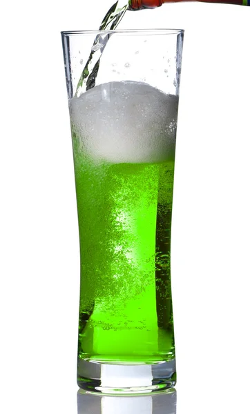 Groene bier gieten — Stockfoto