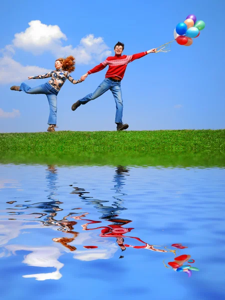 Paar mit Luftballons — Stockfoto
