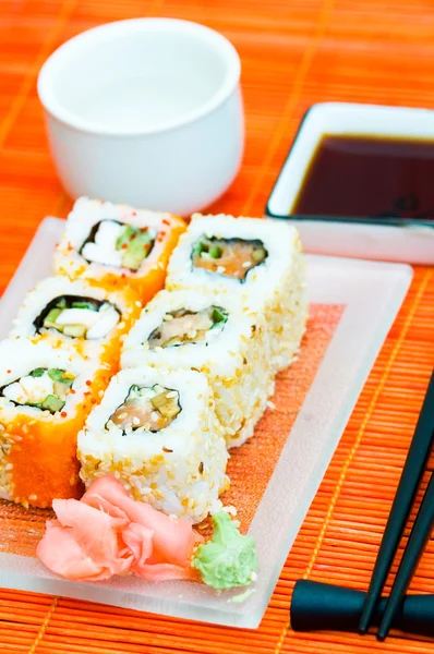 Sushi (rollos) en un plato — Foto de Stock