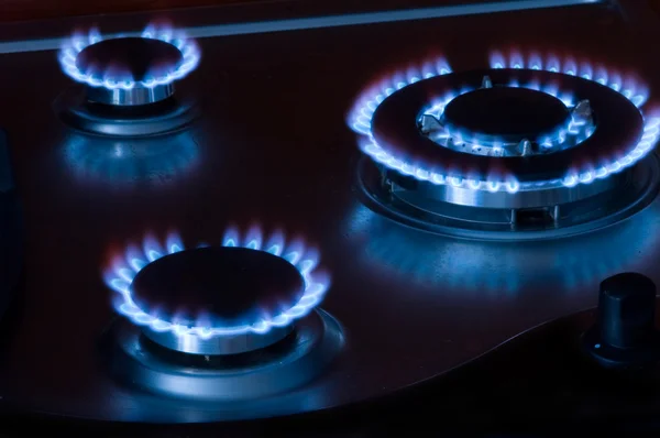 Forno a gás em chamas na cozinha — Fotografia de Stock
