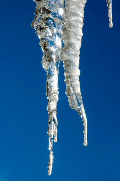 Τήξη icicles κατά φόντο του ουρανού — Φωτογραφία Αρχείου
