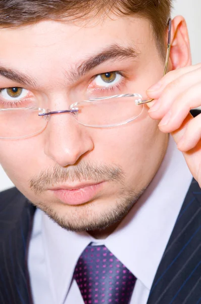 Uomo d'affari serio con occhiali da vista — Foto Stock