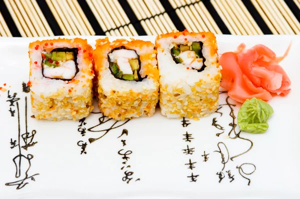 Суши (рулоны) на тарелке — стоковое фото
