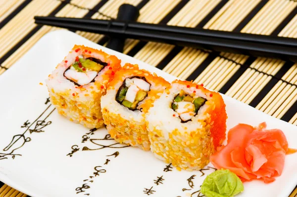 Sushi (rotoli) su un piatto — Foto Stock