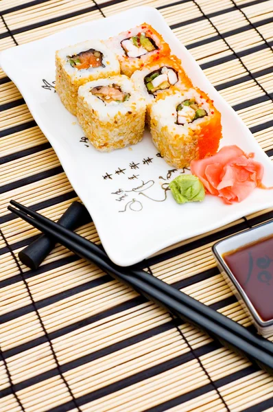 Sushi (rouleaux) sur une assiette — Photo