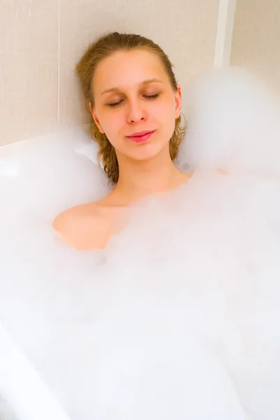 목욕 거품에 있는 여자 — 스톡 사진