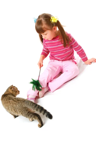Malá dívka si hraje s kotě — Stock fotografie