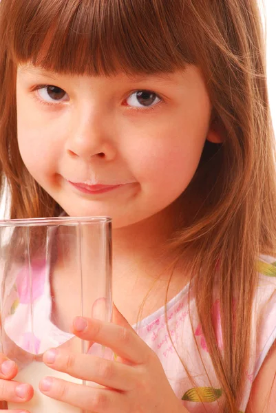 Mädchen mit Milch-Schnurrbart hält Glas o — Stockfoto