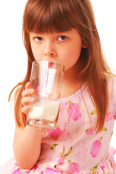 Mädchen mit Milch-Schnurrbart hält Glas o — Stockfoto