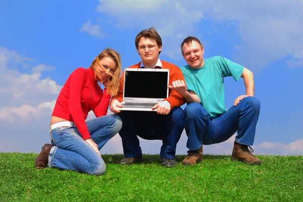 Groep met laptop — Stockfoto
