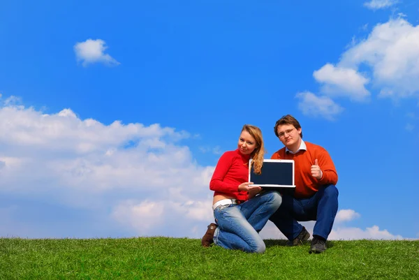 Par med bärbar dator — Stockfoto