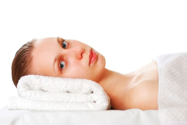 Woman laying on towel — Stock Photo, Image