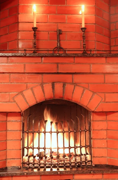 非常に熱い蝋燭が付いている暖炉 — ストック写真