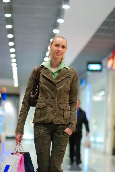 Chica de compras en el centro comercial — Foto de Stock