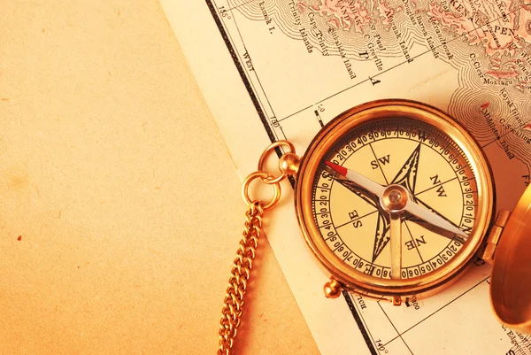Starožitný mosazný kompas nad starou mapou — Stock fotografie