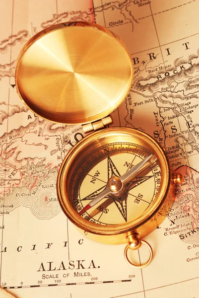 Античний латунний компас на старій карті — стокове фото