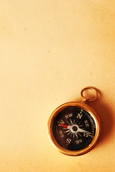 Antik mässing kompass över gamla bak — Stockfoto