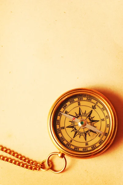 Antieke koperen kompas over oude pagina — Stockfoto