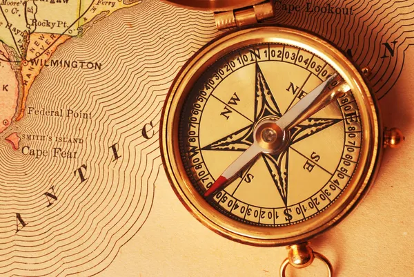古董黄铜指南针在老美国地图 — 图库照片