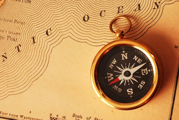 Антична латунь компас над старовинної карти США — стокове фото