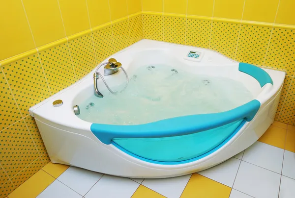 Large bathtub — Stock Photo, Image