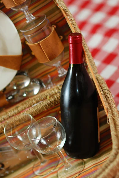 Picnic basket with wine and glasses — Stock Photo, Image