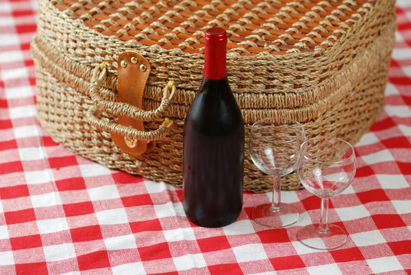 Picnic basket with wine and glasses — Stock Photo, Image